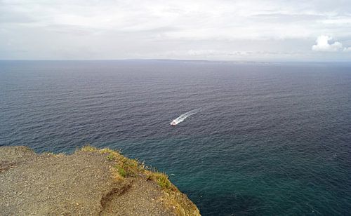 Boot op de Atlantische Oceaan bij de Klippen van Moher