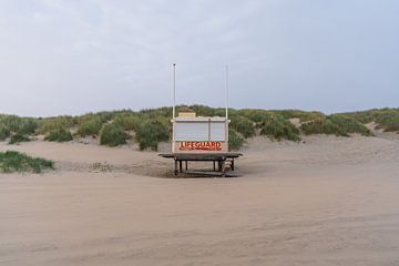 lifeguard house on the beach by zeilstrafotografie.nl