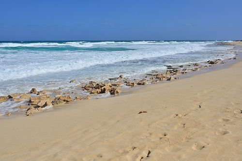 Les vagues de l'Atlantique sur la plage isolée de Corralejo