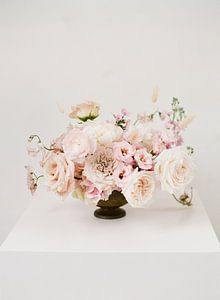 Vie silencieuse avec des fleurs roses | impression analogique sur Alexandra Vonk