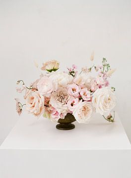 Stil leven met roze bloemen | analoge print van Alexandra Vonk