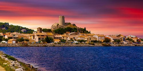 Opname van het stadje Gruissan in een lange belichting bij zonsondergang.