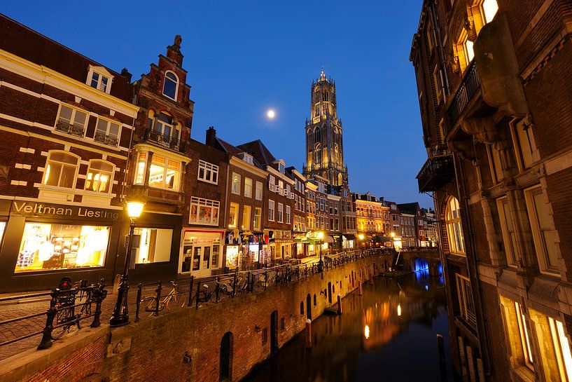 Marché aux poissons d'Utrecht avec la tour Dom en arrière-plan (3) sur Donker Utrecht