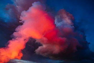 Roze wolken na vulkaanuitbarsting