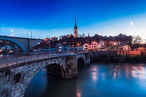 Berner Altstadt mit der Aare bei Nacht von Leon Brouwer