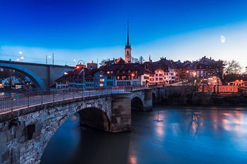 Berner Altstadt mit der Aare bei Nacht