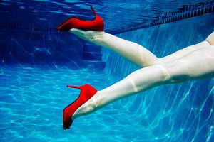11382168 Jambes de femmes à talons hauts rouges sous l'eau en piscine sur BeeldigBeeld Food & Lifestyle