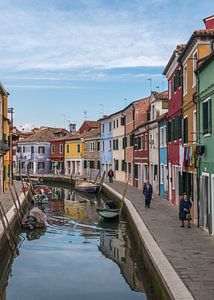 Straßenszene in Burano, Venedig (vertikal)
