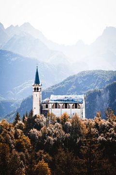 Église italienne dans une chaîne de montagnes, automne sur Graphx