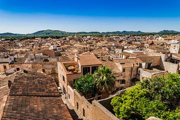 Mallorca, uitzicht over de daken van de oude stad van Arta van Alex Winter