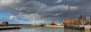 Dreigende lucht boven de haven van Hindeloopen van Ron Buist