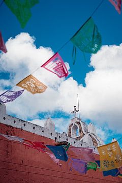 Drapeaux colorés pour l'église sur Joep Gräber