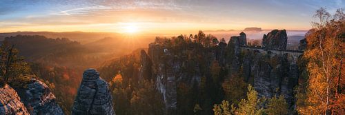 Ein Herbst Panorama der Bastei im Elbsandsteingebirge