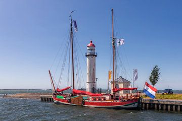Authentisches Segelschiff zu dem Leuchtturm von Hellevoetsluis von Bram van Broekhoven