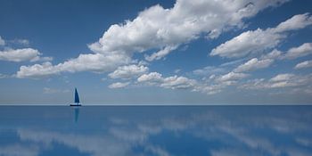 Segelboot mit Spiegelung