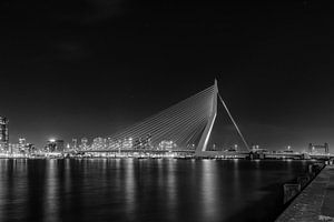 Erasmusbrücke in schwarz-weiß