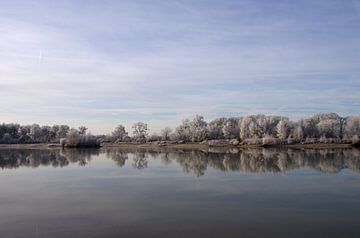 Winterliche Landschaft am See mit Spiegelung im Wasser von cuhle-fotos