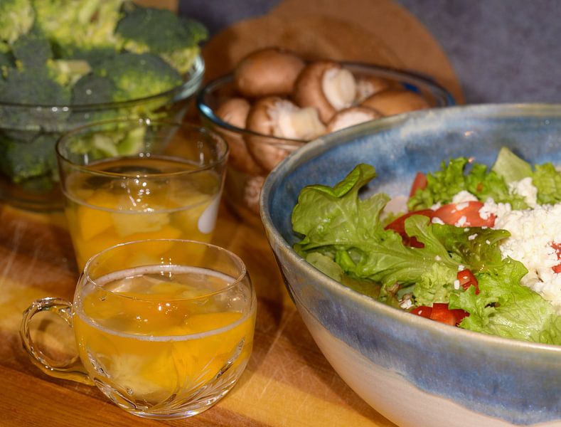 Préparation d'un repas fondue avec bowle aux fruits, brocoli par ManfredFotos