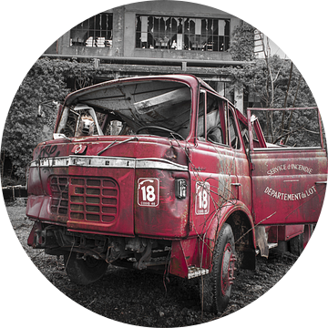Brandweerwagen in verlaten stad in Italië van Atelier Liesjes