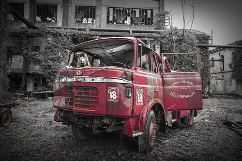 Brandweerwagen in verlaten stad in Italië