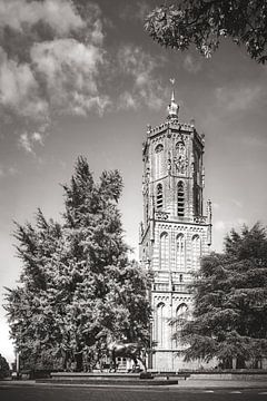 Elster toren met beeld ‘Paardenhandel’ in zwart wit