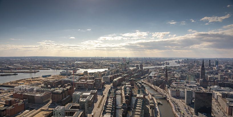 Panoramic view over Hamburg and the warehouse district by Jonas Weinitschke