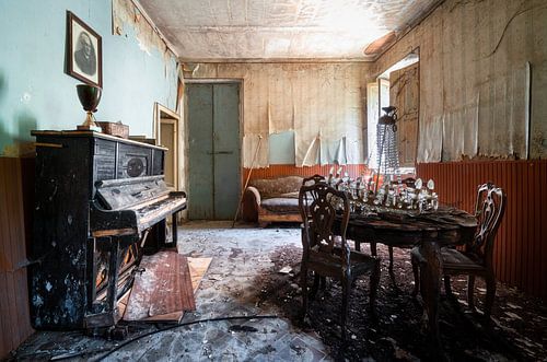 Piano dans un salon abandonné.