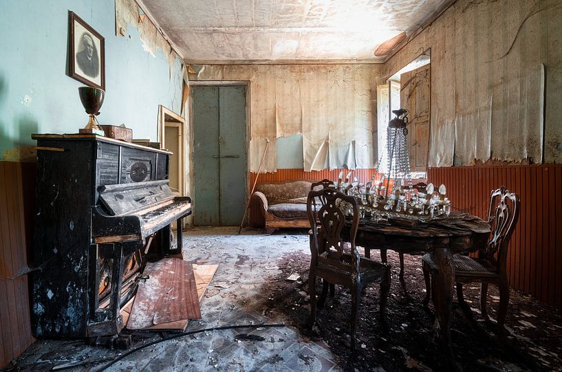 Piano in Abandoned Living Room. by Roman Robroek - Photos of Abandoned Buildings