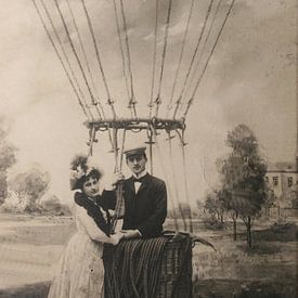 Un couple vintage plein d'amour et une montgolfière sur Patricia Hofmeester