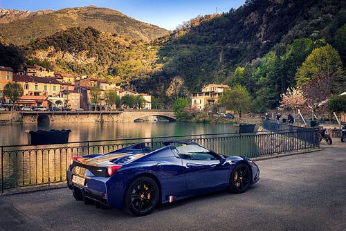 Ferrari 458 Aperta an einem See im Dorf Italien von Ansho Bijlmakers