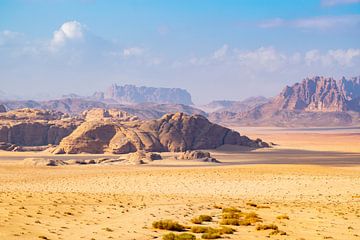 Het mars landschap van de Wadi Rum woestijn by Kris Ronsyn