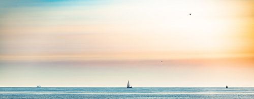 Warme zomerse dag aan het strand in pastel