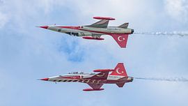 Die „Turkish Stars“ in Aktion bei der Flugshow in Bukarest. von Jaap van den Berg