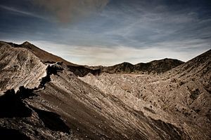 Die trockenen Hügel der vulkanischen Wüste