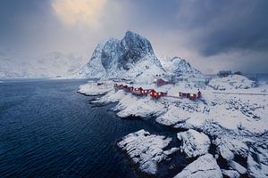 Cabanes rouges dans le silence hivernal