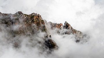 Bergtoppen boven de wolken I | Panorama | Pico do Areeiro | Madeira | Minimalisme van Daan Duvillier