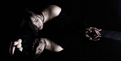 Femme asiatique sexy avec une image miroir