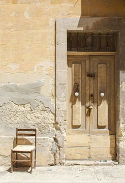Lege stoel buiten verlaten huis in Malta van Carolina Reina
