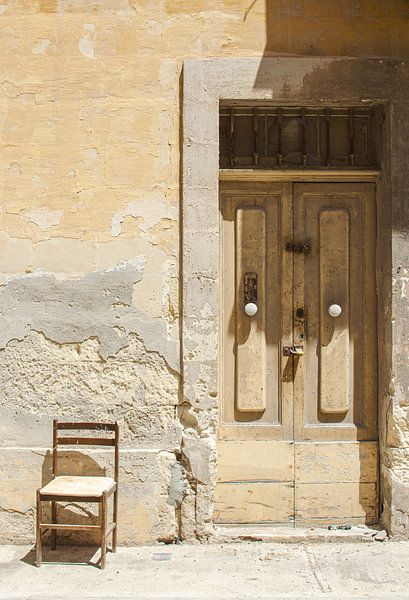 Leerer Stuhl vor verlassenem Haus in Malta von Carolina Reina Photography