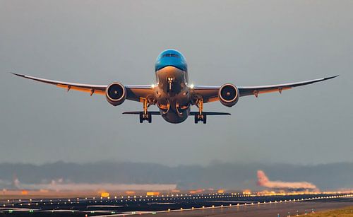 KLM 787 takes off