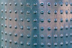 Metaal met studs blauw groen.