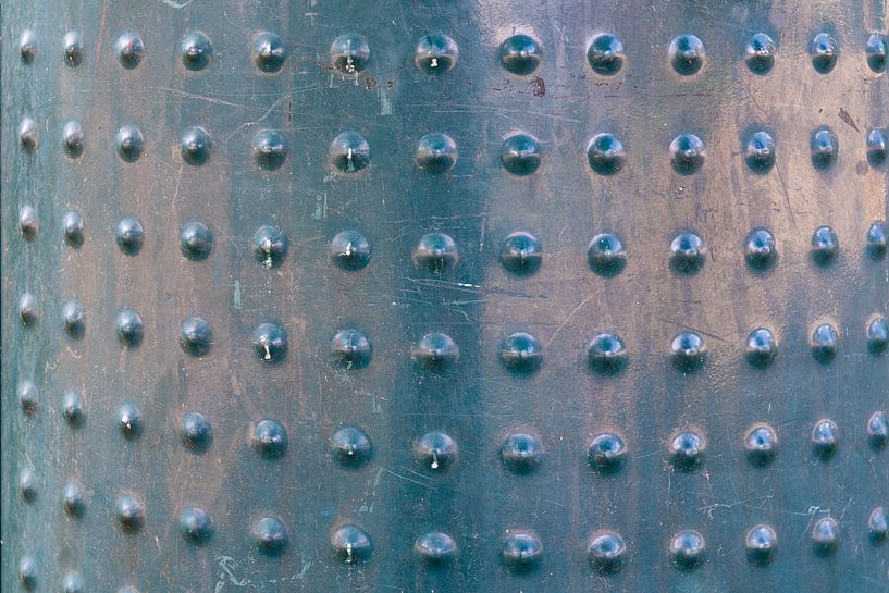 Metall mit Nieten blau grün. von Don Fonzarelli