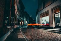 Auto in een donkere straat in 's-Hertogenbosch
