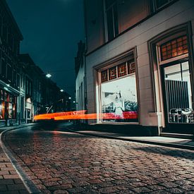 Auto in een donkere straat in 's-Hertogenbosch van Bas Glaap