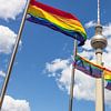 Fernsehturm Berlin mit Regenbogen-Fahnen von Frank Herrmann