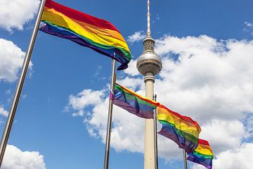 Fernsehturm Berlin mit Regenbogen-Fahnen