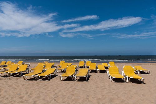 Gele strandstoelen aan het Noordzee strand