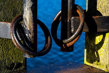 Schaduw aan de ketting