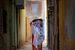 Femme indienne dans une des ruelles de la ville de Varanasi Bénarès en Inde. Wout Kok One2expose sur Wout Kok