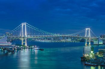 Blaue Nacht auf der Tokioter Regenbogenbrücke.